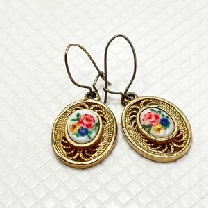 Vintage Dainty SARAH COVENTRY Oval Floral Flower Cameo Gold Tone Dangle Earrings
